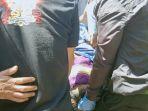 Jenazah-korban-gantung-diri-saat-dibawa-ke-rumah-sakit-jalani-autopsi.jpg
