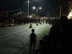Jl-Arteri-Kabupaten-Mamuju-ramai-penonton-lomba-lari-ramadan.jpg