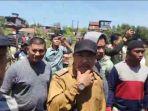 Kades-Bambu-Hartono-di-tengah-tengah-keramaian-warga.jpg