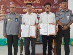 Kakanwil-Kemenkumham-Sulbar-Marasidin-menyerahkan-Remisi-Natal-kepada-warga-binaan-Rutan-Mamuju.jpg