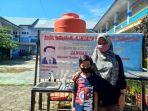 Karmila-mendampingi-anaknya-ke-SD-Inpres-Rimuku-Mamuju-Sulbar.jpg