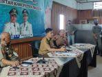 Kasatpol-PP-Majene-Zainal-Arifin-kiri-bersama-Sekda-Majene-Ardiansyah.jpg