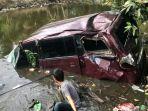 Kecelakaan-Warga-saat-mengevakuasi-korban-kecelakaan-di-jalan-trans-Sulbar.jpg