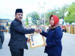 Kepala-BKPP-Andi-Pawilloi-saat-menerima-penghargaan.jpg