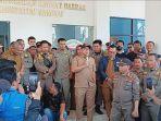 Kepala-BKPP-Mamuju-saat-memberikan-pe.jpg
