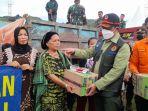 Kepala-BNPN-Letjen-TNI-Suharyanto-meninjau-pengungsi-di-Stadion-Manakarra.jpg