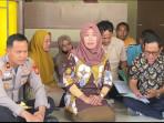 Kepala-DLH-Pasangkayu-Darmawati-saat-memediasi-mahasiswa-PMII-dalam-aksi-demo.jpg