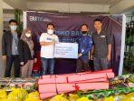 Kepala-PT-Taspen-Mamuju-Simon-Mandila-saat-menyalurkan-bantuan-di-Posko-Satgas-Bencana-BUMN.jpg