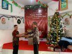 Kepala-Rutan-Kelas-IIB-Mamuju-Novian-Endus-Santoso-memberikan-berkas-remisi.jpg