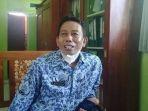 Kepala-Sekolah-SMPN-6-Topoyo-Mahmud-saat-di-konfirmasi-di-ruang-kepal.jpg