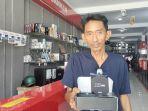 Kepala-toko-AA-Elektronik-saat-menjelaskan-fungsi-Android-Box.jpg