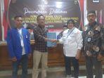 Ketua-DPD-PAN-Pasangkayu-Muslihat-Kamaluddin-saat-menyerahkan-berkas-Bacaleg-ke-KPU.jpg