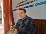 Ketua-KPU-Polman-Rudianto-ditemui-di-ruangan-kerjanya.jpg