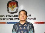 Ketua-KPU-Polman-Rudianto-saat-memberi-keterangan-pers-kepada-wartawan.jpg