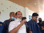 Ketua-Komisi-I-DPRD-Mamuju-Sugianto-saat-menemui-massa-aksi-AMD.jpg
