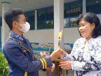 Ketua-Osis-SMPN-2-Mamuju-Rafif-Alhafiz-menyerahkan-bunga-kepada-salah-satu-gurunya.jpg