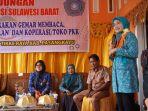 Ketua-TP-PKK-Sulbar-Ninuk-Triyanti-Zudan-saat-membawa-sambutan-nampak-Wakil-bupati-PAsangkayu.jpg