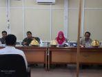 Ketua-Timsel-KPID-Sulbar-Muliadi-Harli-saat-ditemui-di-lokasi-ujian.jpg