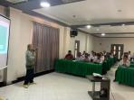 Komisioner-KI-Sulbar-Masram-menyampaikan-materi-terkait-standar-layanan-informasi-publik-di-desa.jpg