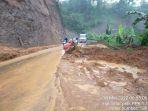 Kondisi-Jalan-Trans-Sulawesi-di-Desa-Botteng-Mamuju-kembali-tertutup-tanah-longsor.jpg