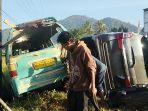 Kondisi-angkot-dan-mobil-Daihatsu-Xenia-pasca-tabrakan.jpg