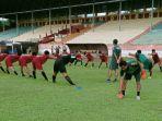 Latihan-kebugaran-pemain-Al-Bana-Pasangkayu-saat-uji-coba-lapangan-di-Stadion-S-Mengga.jpg