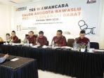 Lima-orang-timsel-Bawaslu-Sulbar-saat-menggelar-tes-wawancara.jpg