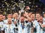 Lionel-Messi-dari-Argentina-mengangkat-trofi-Finalissima-setelah-timnya-menang-3-0.jpg