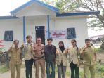 Mahasiswa-KKN-UGM-berfoto-bersama-di-depan-Kantor-Perpustakaan-Kabupaten-Mamuju.jpg