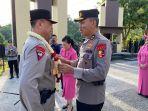 Mantan-Kapolda-Sulbar-Irjen-Pol-Verdianto-Iskandar-Bitticaca-memasang-kalung-bunga.jpg