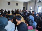 Massa-aksi-saat-berada-di-Kantor-DPRD-Mamuju-Jl-Ahmad-Yani.jpg