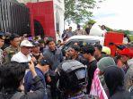 Massa-aksi-saat-dialog-bersama-perwakilan-Gub.jpg