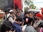 Massa-aksi-saat-dialog-bersama-perwakilan-Gubernur-di-p.jpg