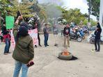 Massa-aksi-tergabung-dalam-organisasi-titik-merah-demo-di-depan-Kantor-Bupati-Mateng.jpg