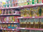 Minyak-goreng-kemasan-yang-berjejer-di-etalase-Alfamidi-Jl-Urip.jpg