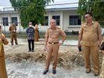 Muhammad-Natsir-saat-meninjau-hari-pertama-sekolah-di-SMAN-1-Mamuju.jpg