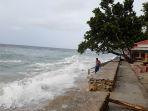 Ombak-besar-di-Pantai-Tapandullu-yang-terjadi-beberapa-waktu-lalu.jpg