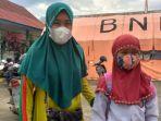 Orangtua-siswa-Husna-mengantar-anakanya-ke-sekolah-sebab.jpg