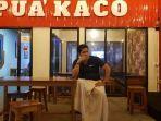 Owner-Warkop-Pua-Kaco-Muhammad-Hamzih-duduk-di-depan-Warkop.jpg