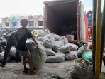 Paket-logistik-yang-disortir-dari-mobil-ekspedisi-JT-Ekspress-meningkat.jpg