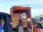 Para-IRT-di-pasar-baru-Jl-Abdul-Syakur-berburu-telur-ayam.jpg