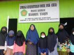 Para-anak-panti-asuhan-Haqqul-Yaqin-bersama-pengasuhnya-Jaharia-tengah.jpg