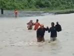 Para-guru-SMPN-7-Bambalamotu-saat-menyeberangi-sungai-dalam-kondisi-banjir-demi-mengajar.jpg