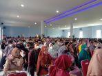 Para-orangtua-atau-wali-wisudawan-hadir-dalam-ruangan-menyaksikan-proses-wisuda.jpg