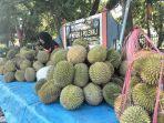 Para-pedagang-durian-di-Jl-Muh-Yamin-Kelurahan-Pekkabata-Polman.jpg