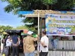 Para-pegawai-Bulog-Mamuju-saat-menggelar-pasar-murah-d.jpg