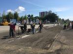 Para-pekerja-sedang-memperbaiki-jalananan-di-persimpangan-Jl-Yos-Sudarso-tembusan-Jl-Arteri.jpg