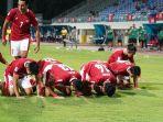 Para-pemain-timnas-Indonesia-berselebrasi-dengan-sujud-syukur.jpg