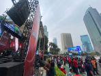 Para-suporter-menunggu-iring-iringan-timnas-di-depan-panggung.jpg