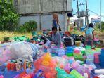 Pasar-dadakan-di-Jl-Pengayoman-Kelurahan-Rimuku-tersedia-perlengkapan-dapur-Selasa-722022.jpg